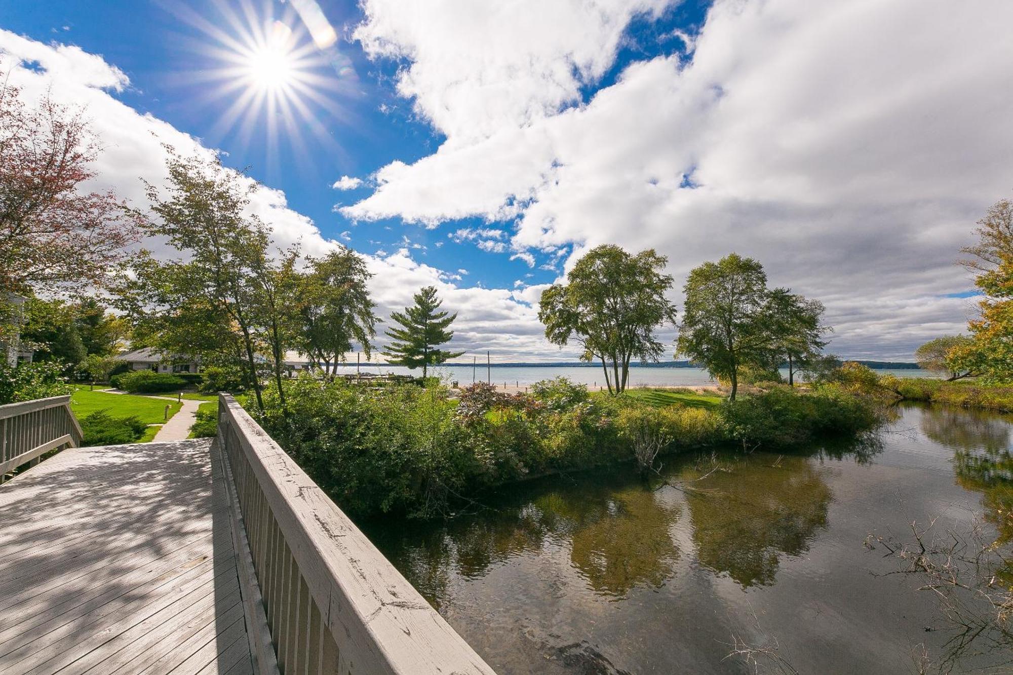 Gorgeous 2 Bedroom Lake View Condo Traverse City Exterior foto